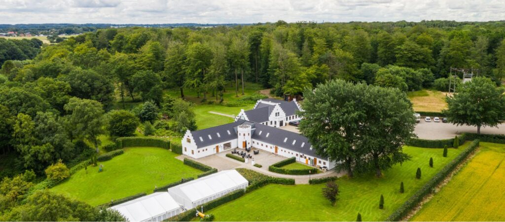 Kontakt Gammelrøj Herregård ved Kolding – få et uforpligtende tilbud, book rundvisning eller arrangement