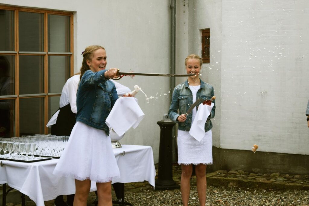 En fest kan starte på mange sjove måder. Start konfirmationen med sabel