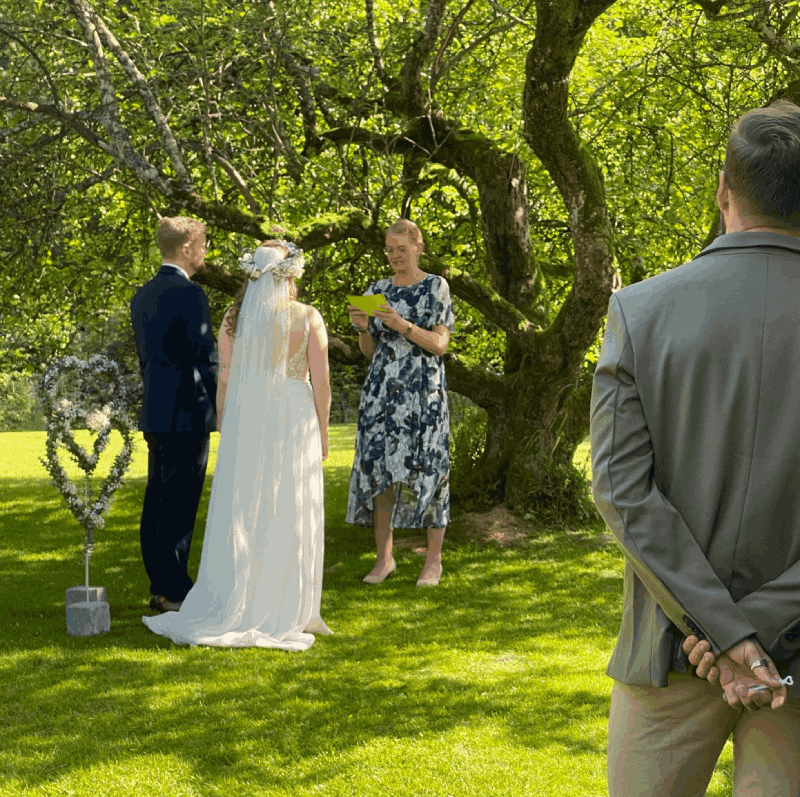 Udendørs vielse nær Kolding på Gammelrøj Herregård